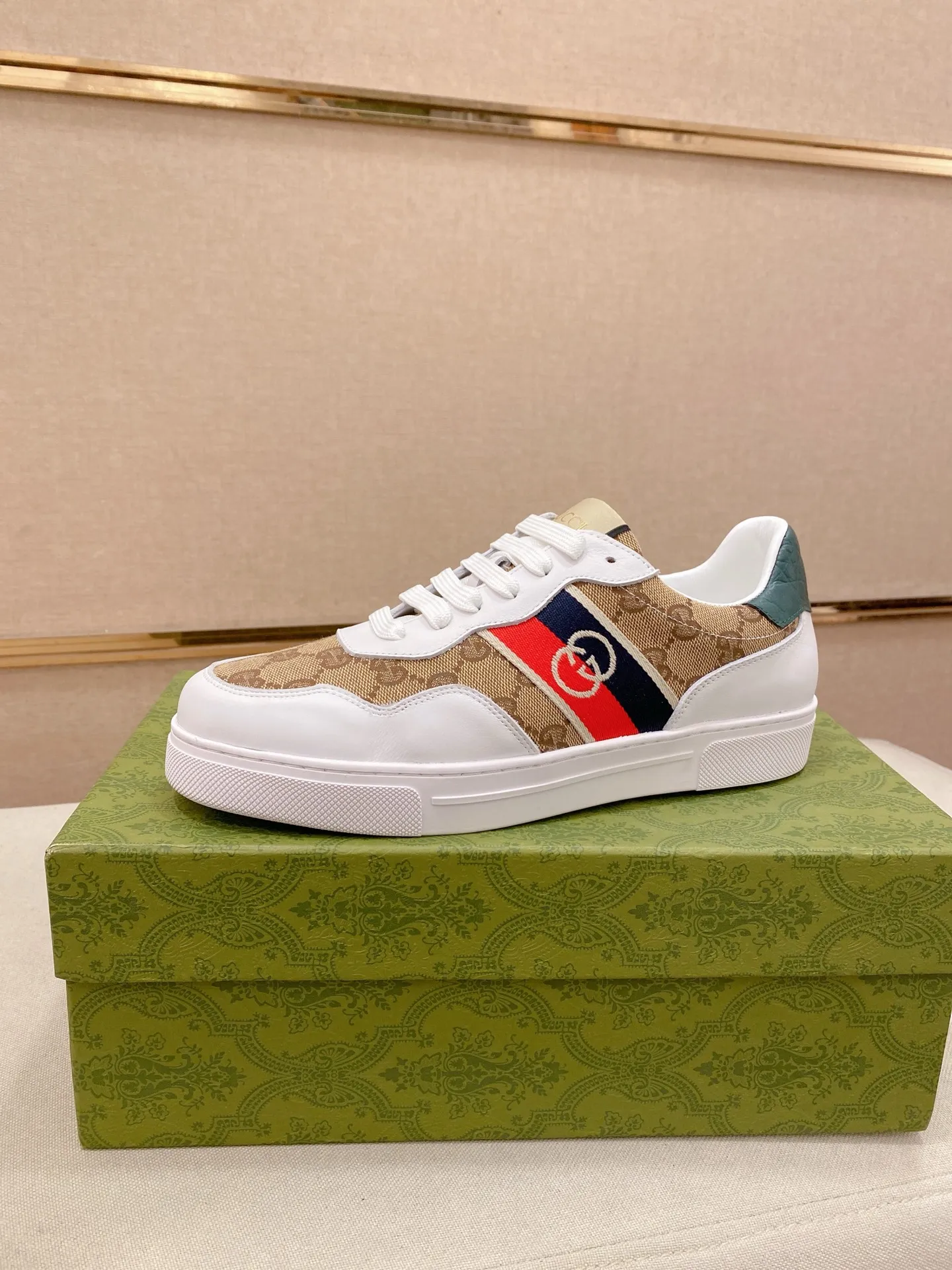 Factory price: 400💰 (GUCCI) The latest model from the official website 🎁🎁Casual and fashionable men's shoes👟, hot style💥The version is simple and elegant, exclusive for trendy men. Unique latest brand elements from the official website👑Original decoration, fashionable and generous, the fabric is original cowhide ✅Sheepskin lining, the official website specifies wear-resistant casual outsole, the classic model is taken in kind at the counter🎬38-44 (45 is not returned or exchanged when customized)